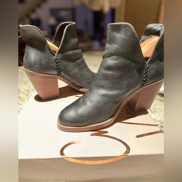 EUC Crown Vintage Firiat Black leather Bootie SZ 6 - Picture 2 of 6